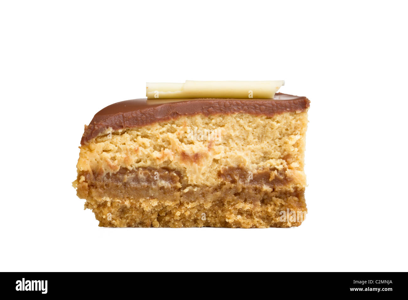 Cheesecake al cioccolato e al caramello cuneo isolato su bianco dal basso in prospettiva. Foto Stock