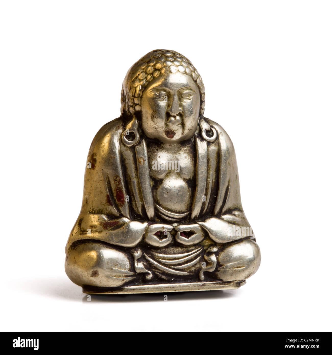 Piccolo buddah argento isolato su bianco dal basso in prospettiva. Foto Stock