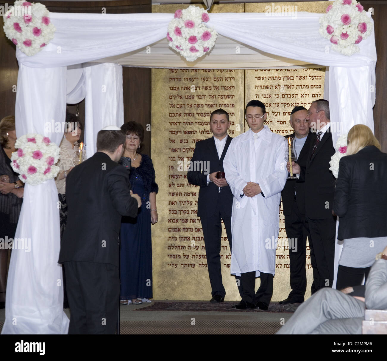 Lo sposo attende la sua sposa a un ebreo ortodosso la cerimonia nuziale a Brooklyn, New York. Foto Stock