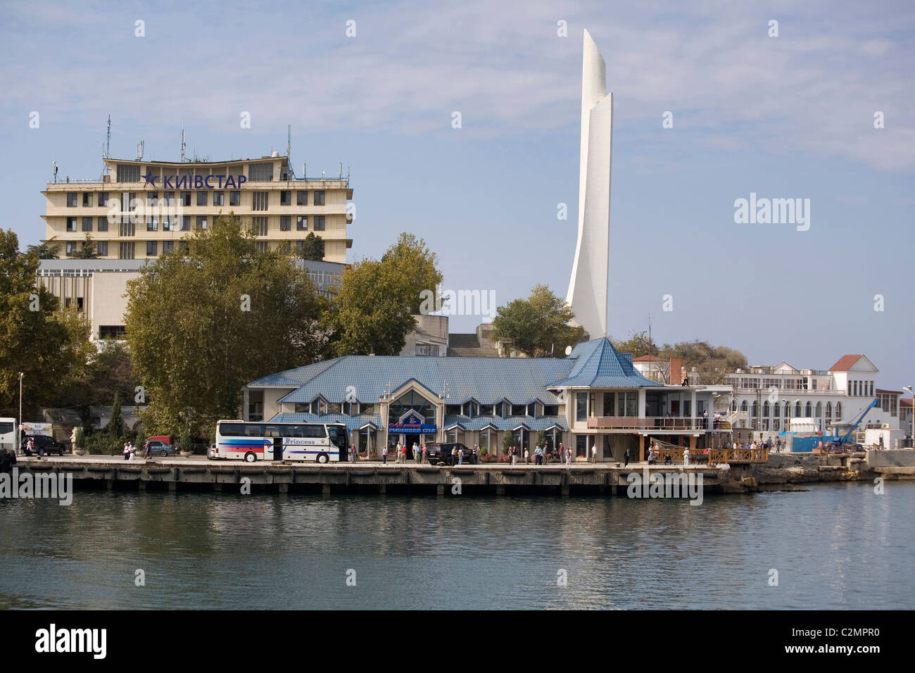 L'Ucraina Crimea Sevastopol harbor & Hero monumento cittadino Foto Stock