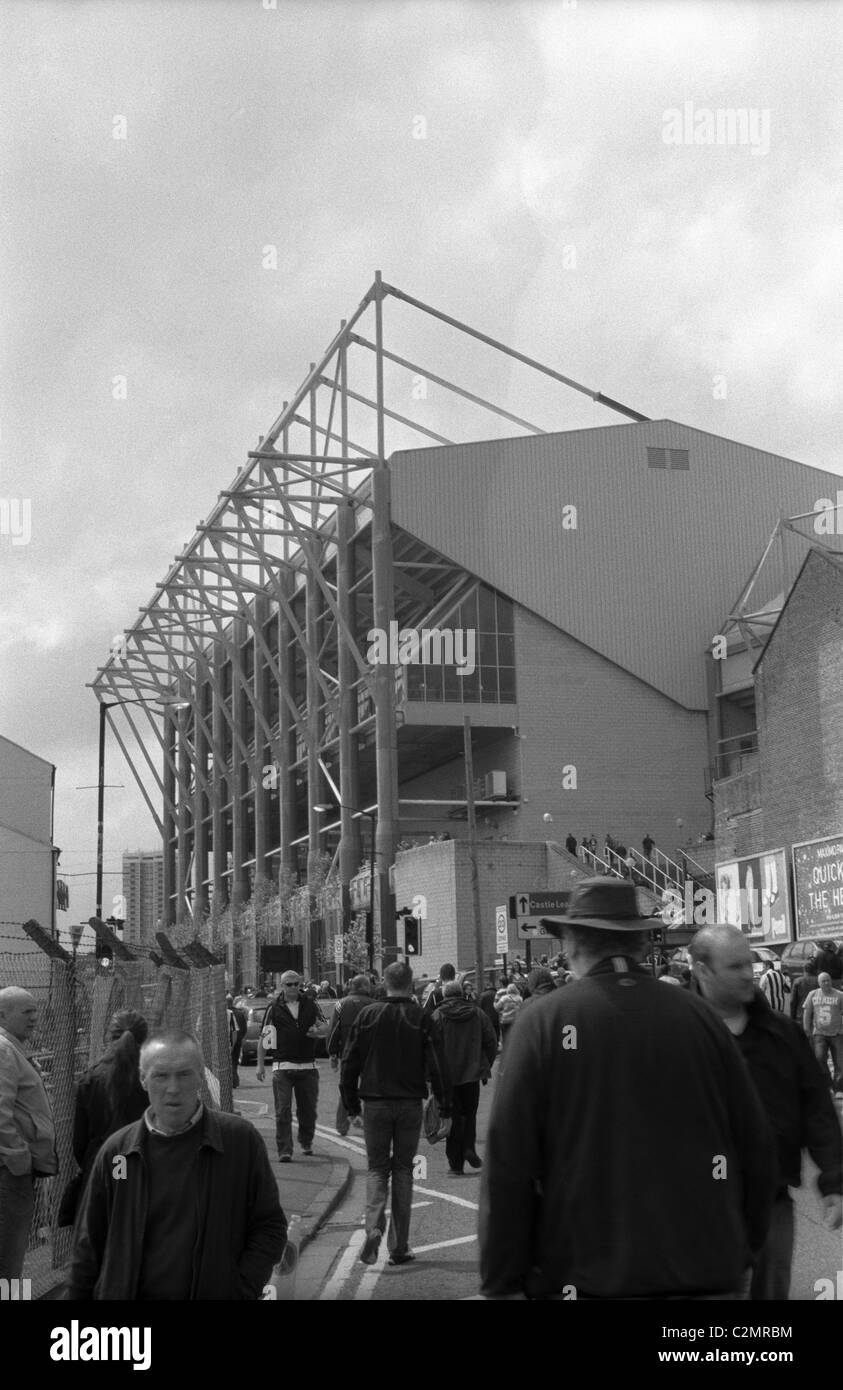 I tifosi di calcio sul loro modo di St. James' Park Foto Stock
