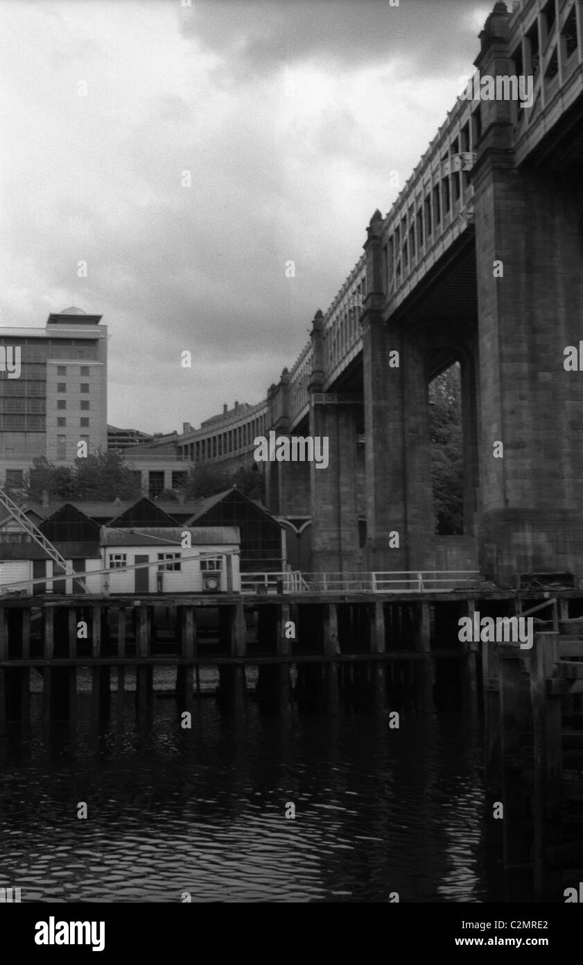 Ponte ad alto livello che attraversa il fiume Tyne visto da Newcastle Quayside Foto Stock