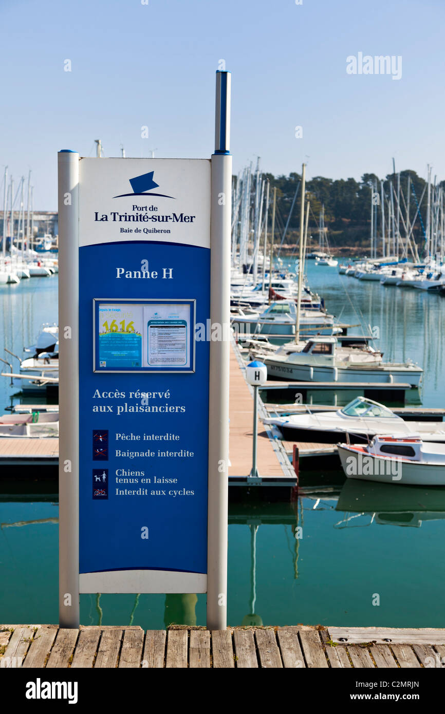 Marina con informazioni segno a La Trinité-sur-Mer, Morbihan, in Bretagna, in Francia, in Europa Foto Stock