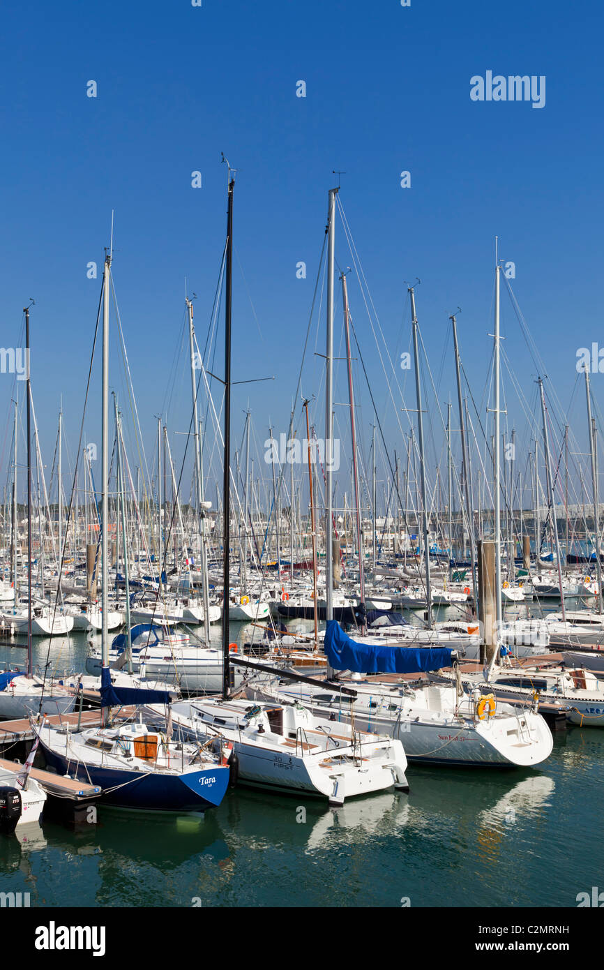 Marina con barche Brittany, Francia presso La Trinité-sur-Mer in Morbihan Foto Stock