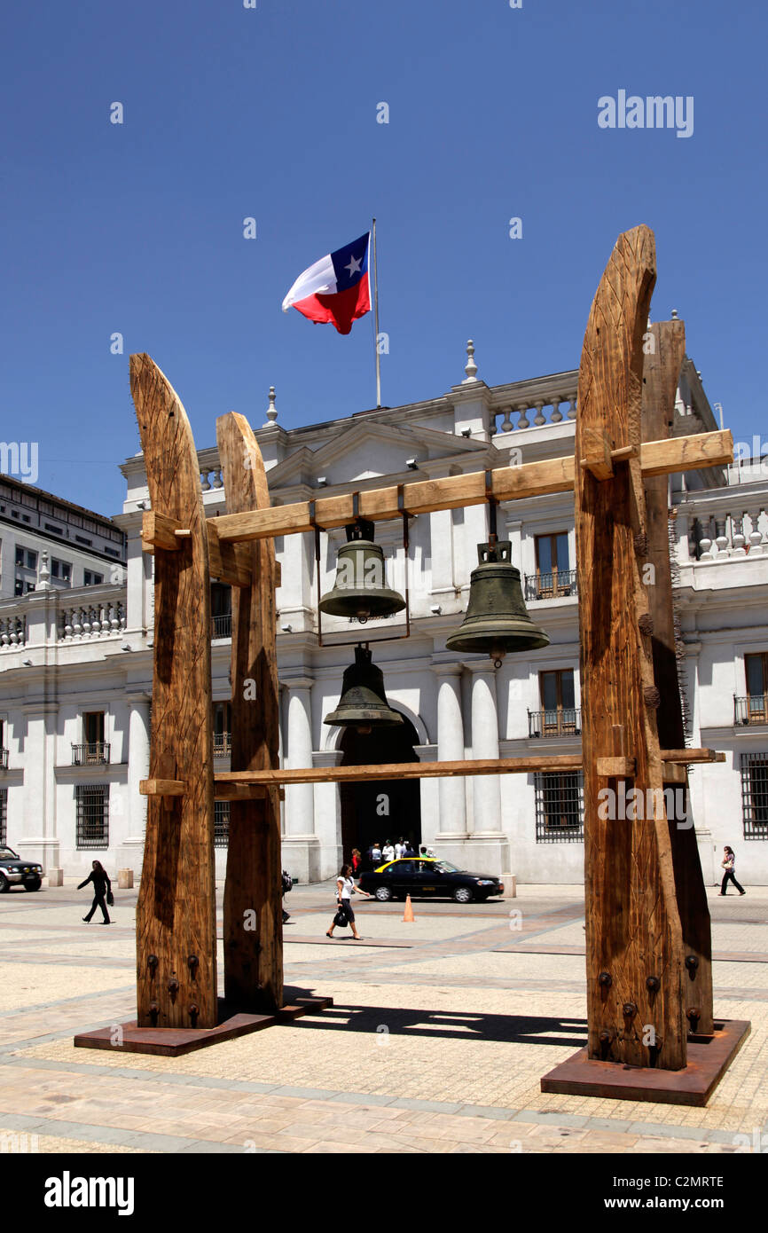 Un arte scultura con le campane in Plaza nella parte posteriore del Palacio de la Moneda (Denaro Palace) o di Santiago del Cile, America del Sud. Foto Stock