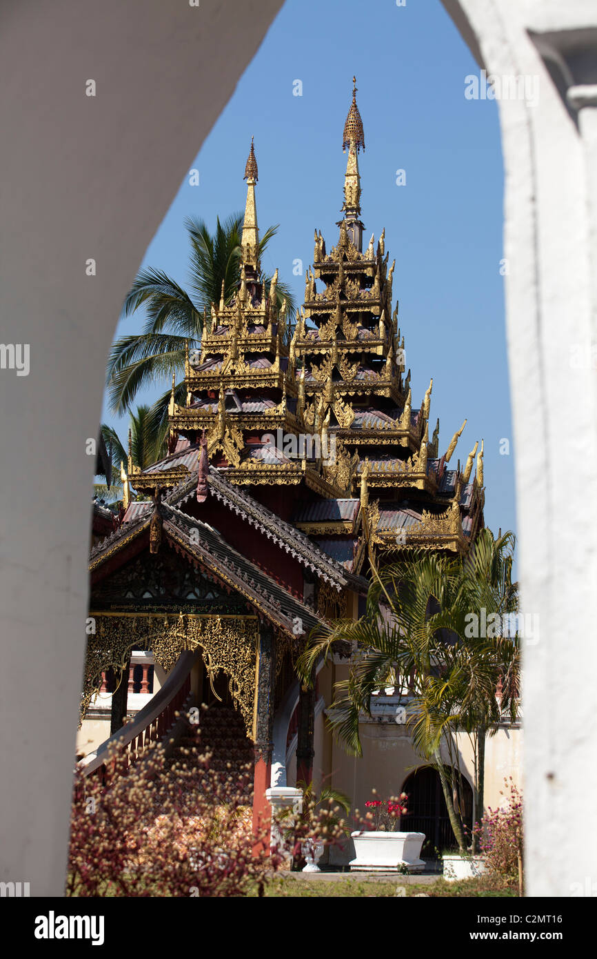 Wat Siri Chum tempio in Lampang, Wihan (stile Burmese) nord tempio thailandese. Lampang, Thailandia Foto Stock