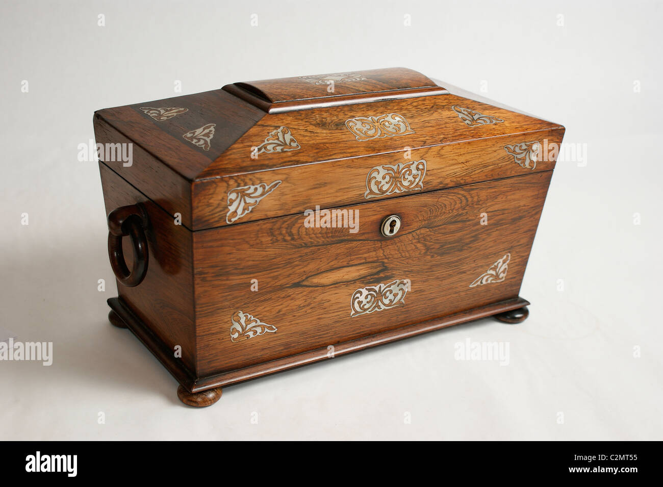 Palissandro antiquariato & Mother-Of-perla intarsiata Tea Caddy c1830, intarsiato con ornati in madreperla decorazioni. Foto Stock