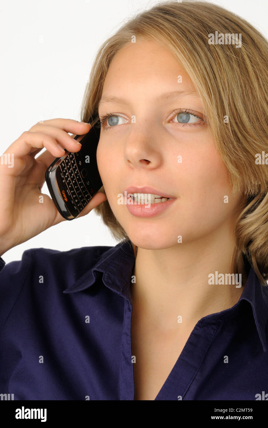 Giovane donna di effettuare una chiamata su un telefono cellulare Foto Stock