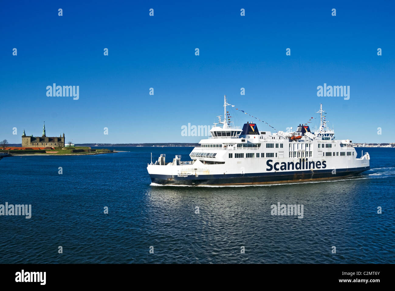 Scandlines traghetto per trasporto auto e passeggeri Tycho Brahe si avvicina a Elsinore Harbour in Danimarca con il Castello di Kronborg a sinistra. Foto Stock