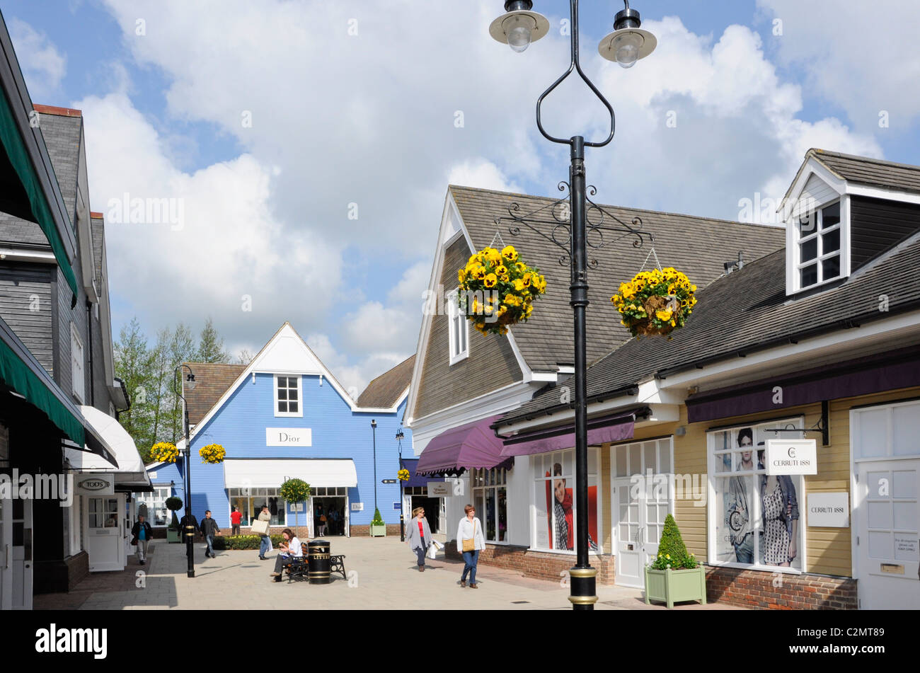 Il Villaggio di Bicester, sosteneva di essere il primo designer outlet shopping destinazione in Europa. Bicester. Oxfordshire, Inghilterra. Foto Stock