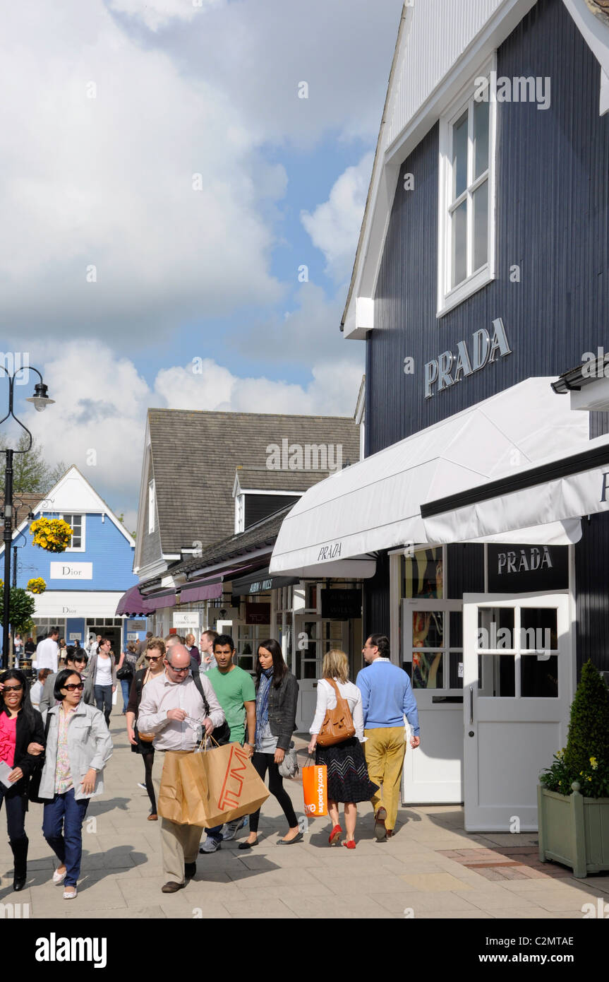 Il Villaggio di Bicester, sosteneva di essere il primo designer outlet shopping destinazione in Europa. Bicester. Oxfordshire, Inghilterra. Foto Stock