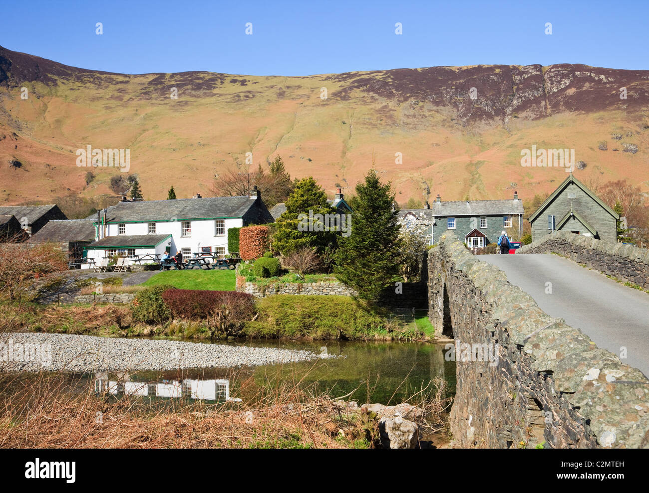 Borgo Vecchio ponte sul fiume Derwent a Borrowdale valley nel Parco Nazionale del Distretto dei Laghi. Grange, Cumbria, Inghilterra, Regno Unito. Foto Stock