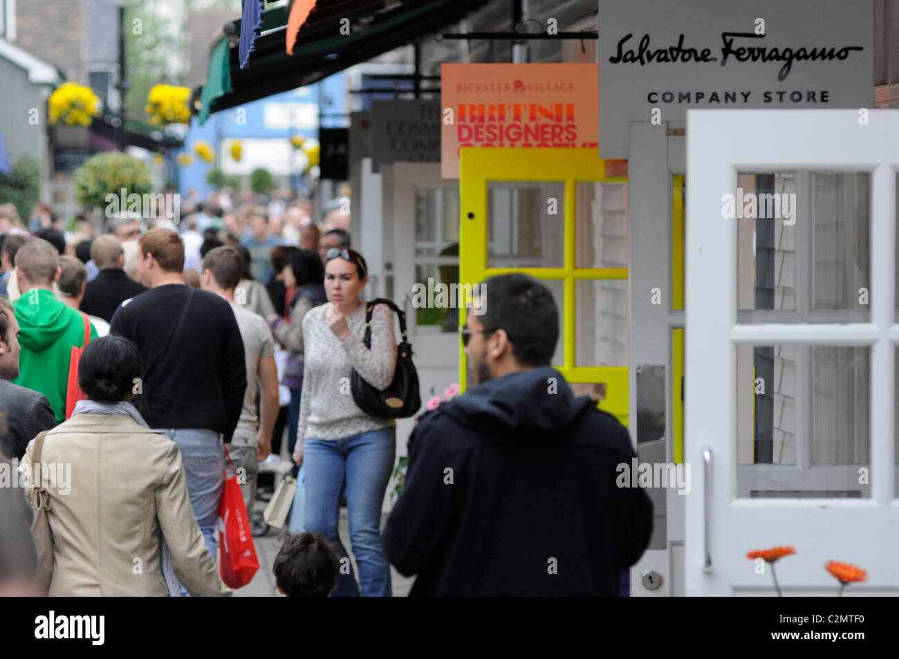 Il Villaggio di Bicester, portando designer outlet shopping di destinazione . Bicester. Oxfordshire, Inghilterra. Foto Stock