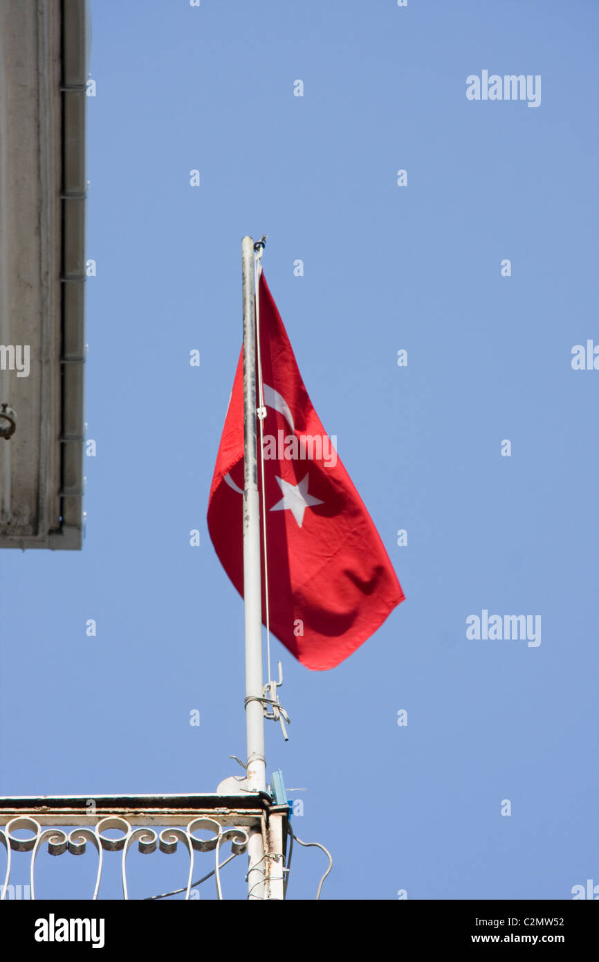 Red Flag turco battenti contro un cielo blu Foto Stock