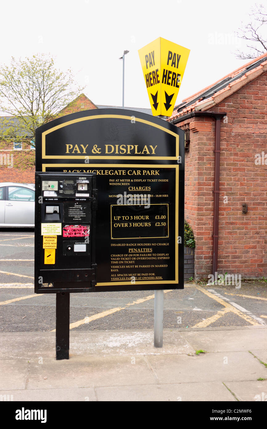Pagare e display della stazione a pagamento, Back Micklegate, Selby Foto Stock