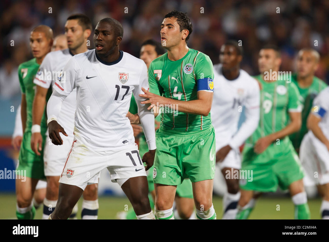 Jozy Altidore degli USA (17) e l'Algeria team capitano antera Yahia (4) attendono un calcio di punizione durante un 2010 FIFA World Cup Match. Foto Stock