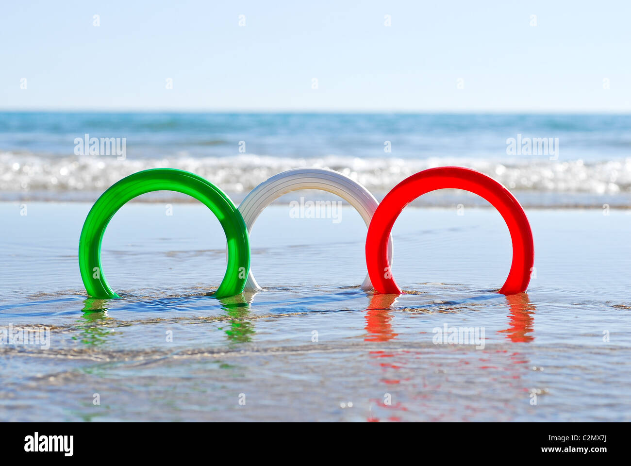 Bandiera italiana i colori sul mare Foto Stock