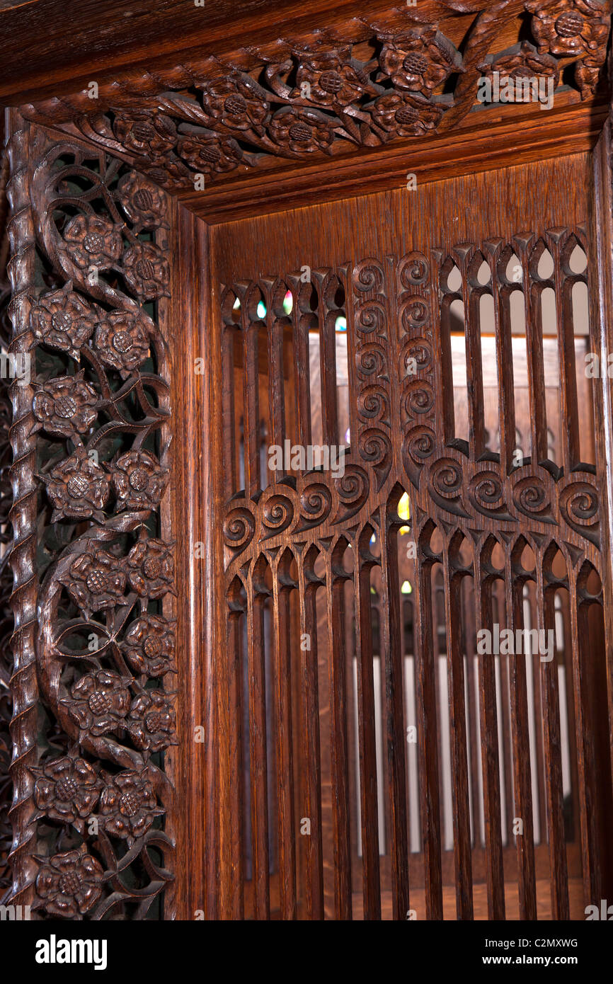 Regno Unito, Inghilterra, Staffordshire, porro, tutti i Santi di arti e mestieri e chiesa, dettaglio intagliato pulpito in legno Foto Stock