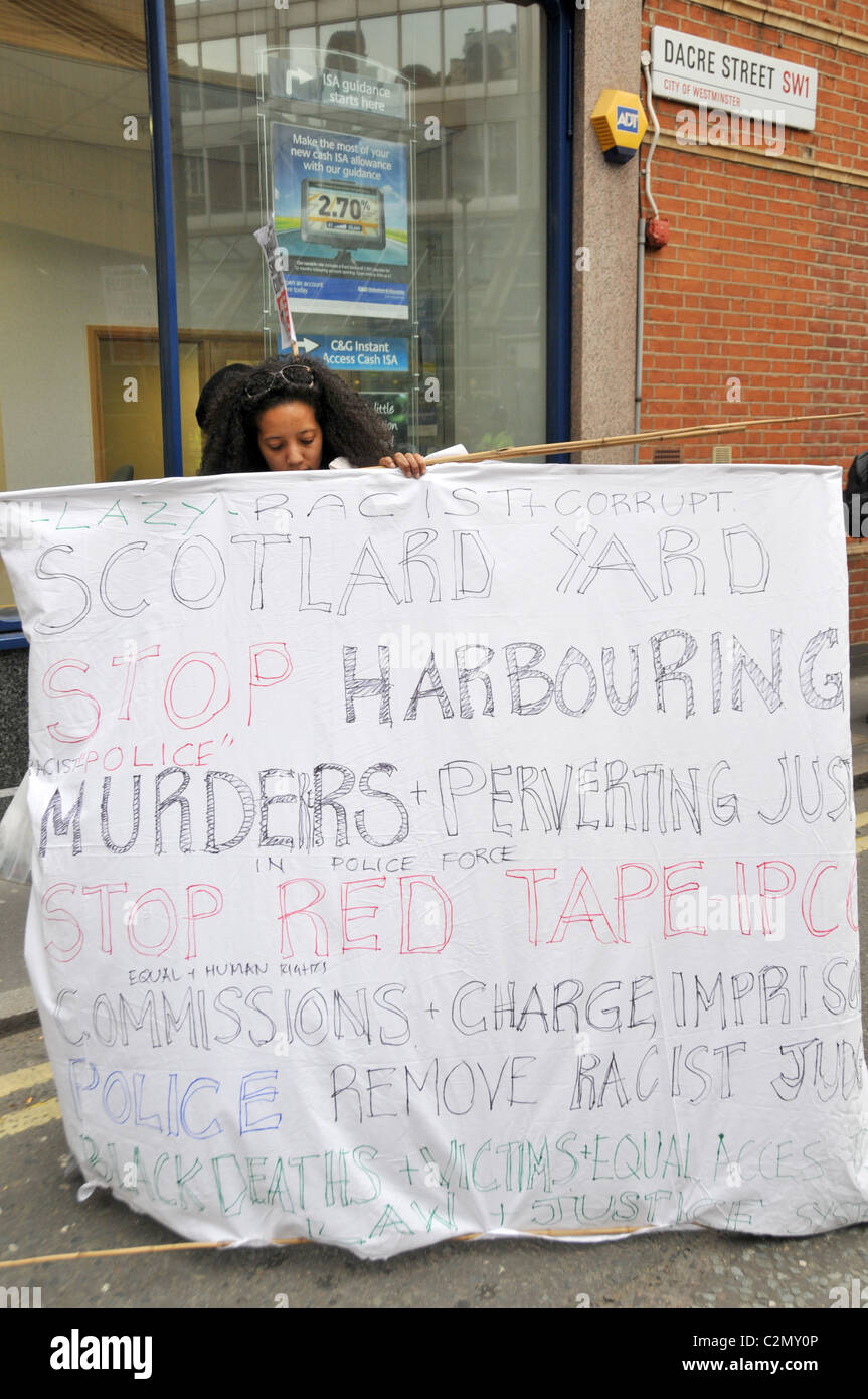 Smiley cultura protesta a New Scotland Yard né giustizia né pace 'Chi ha ucciso la cultura Smiley' Foto Stock