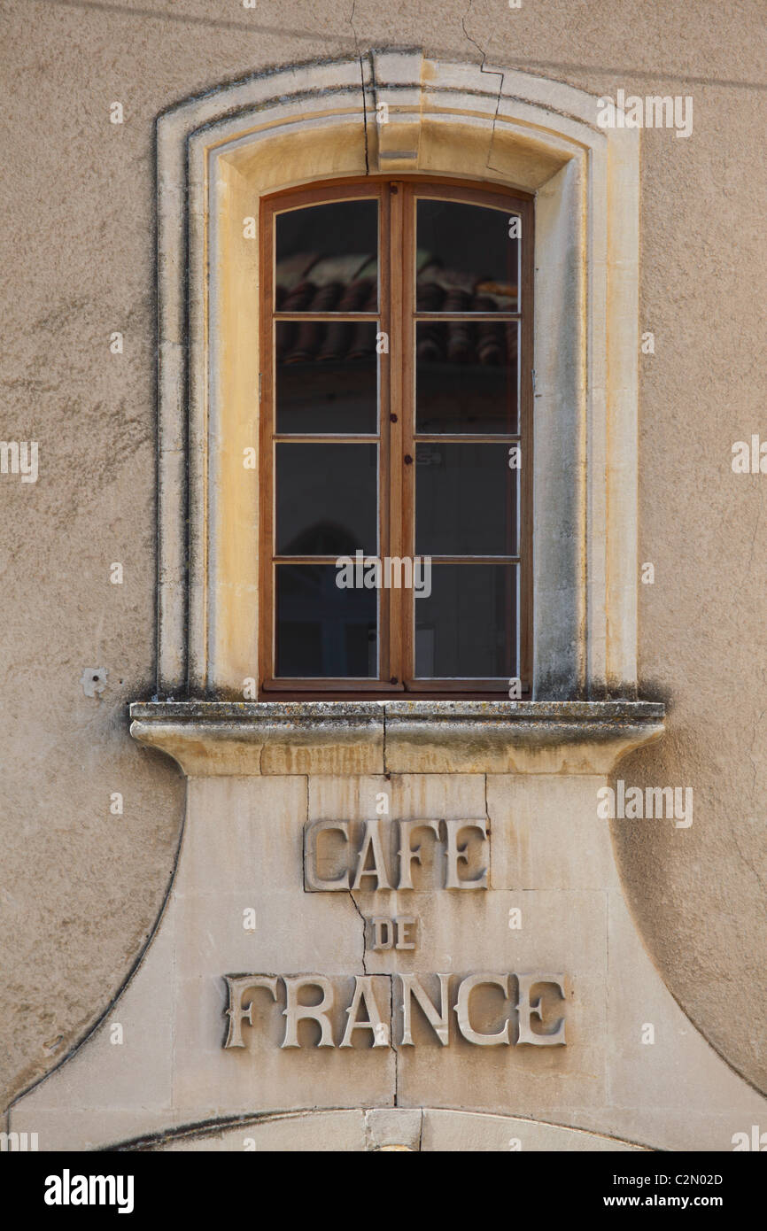 Il Café de France ' nel pittoresco villaggio di LAcoste nel Parco regionale del Luberon Foto Stock