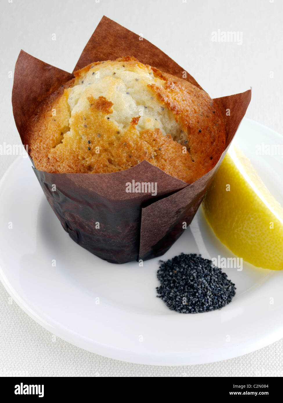 La prima colazione al limone e semi di papavero muffin su una piastra bianca Foto Stock