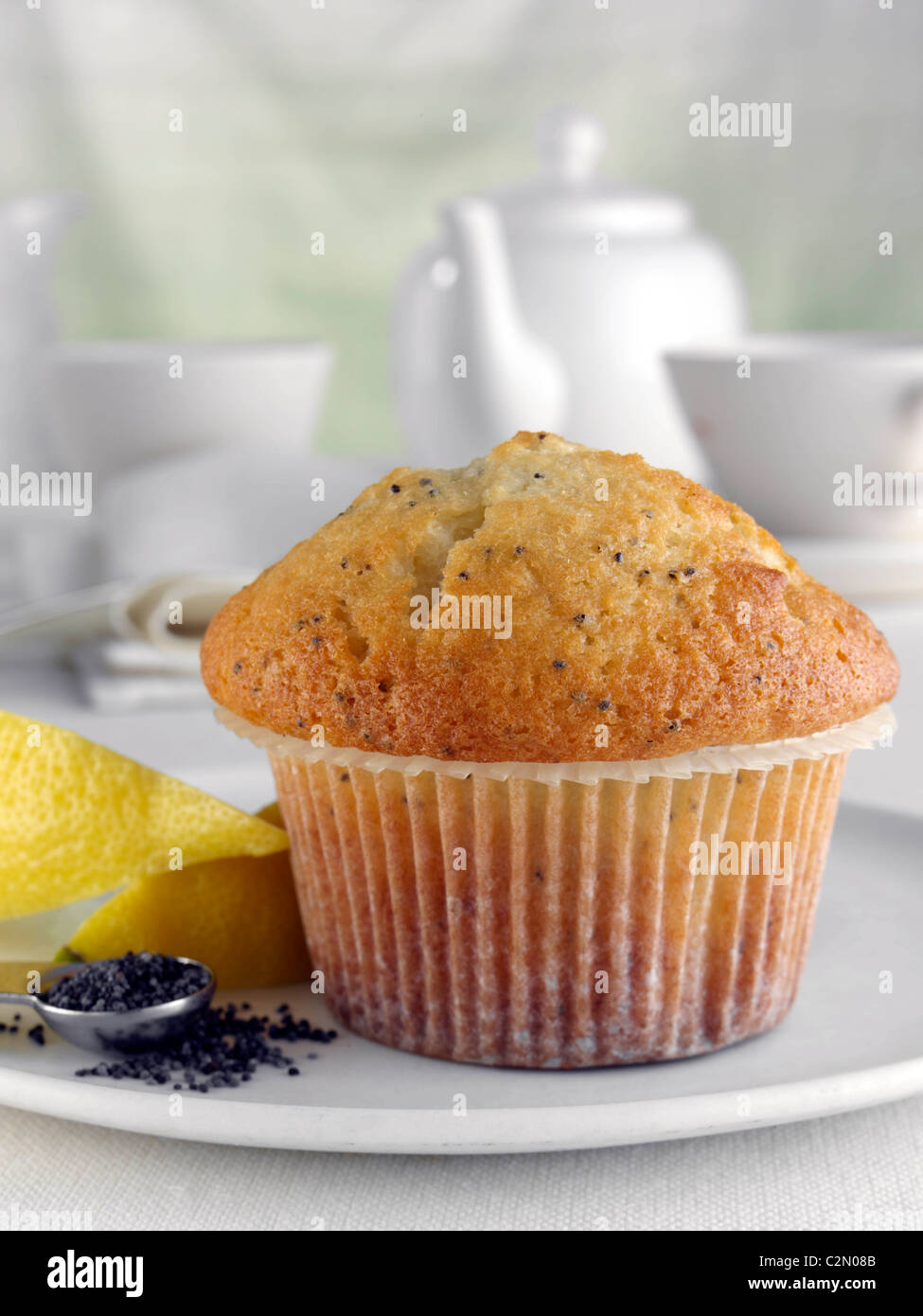 La prima colazione al limone e semi di papavero muffin con spicchi di limone e set per il tè Foto Stock