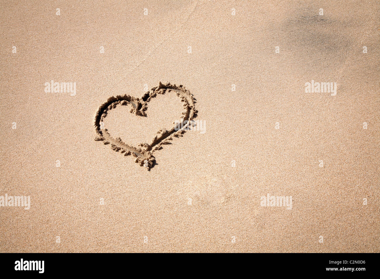 Simbolo del focolare sulla spiaggia di sabbia in una giornata di sole Foto Stock