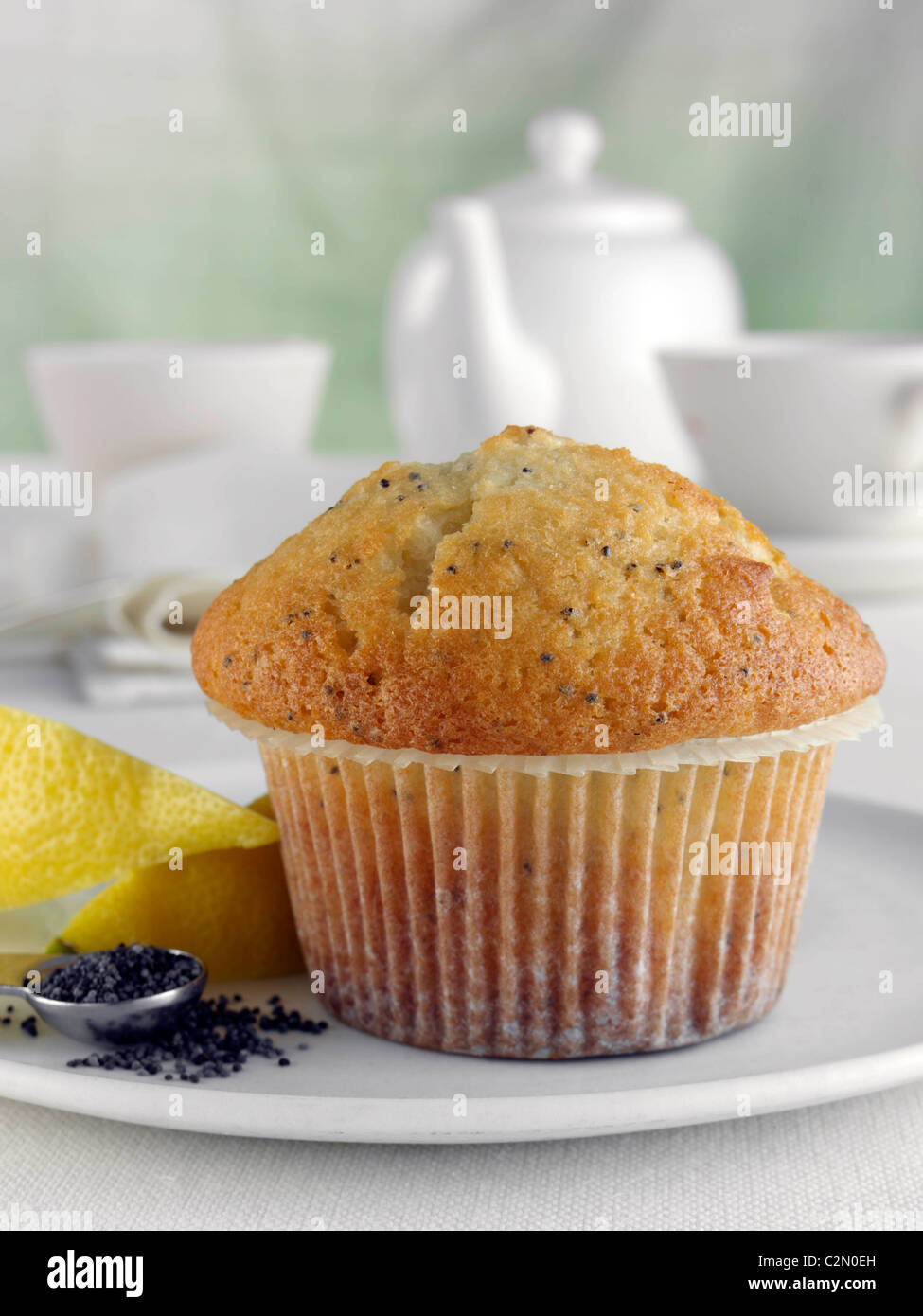 La prima colazione al limone e semi di papavero muffin con spicchi di limone e set per il tè Foto Stock