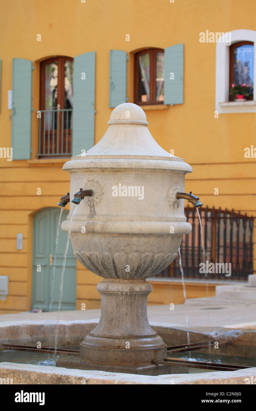 Il pittoresco villaggio provenzale di Lorgues Foto Stock