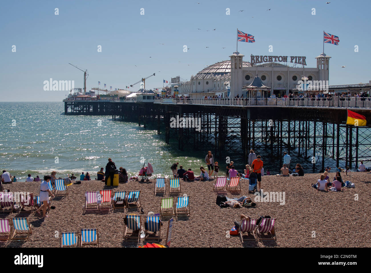Vista del molo di Brighton e Spiaggia con lucertole da mare Foto Stock
