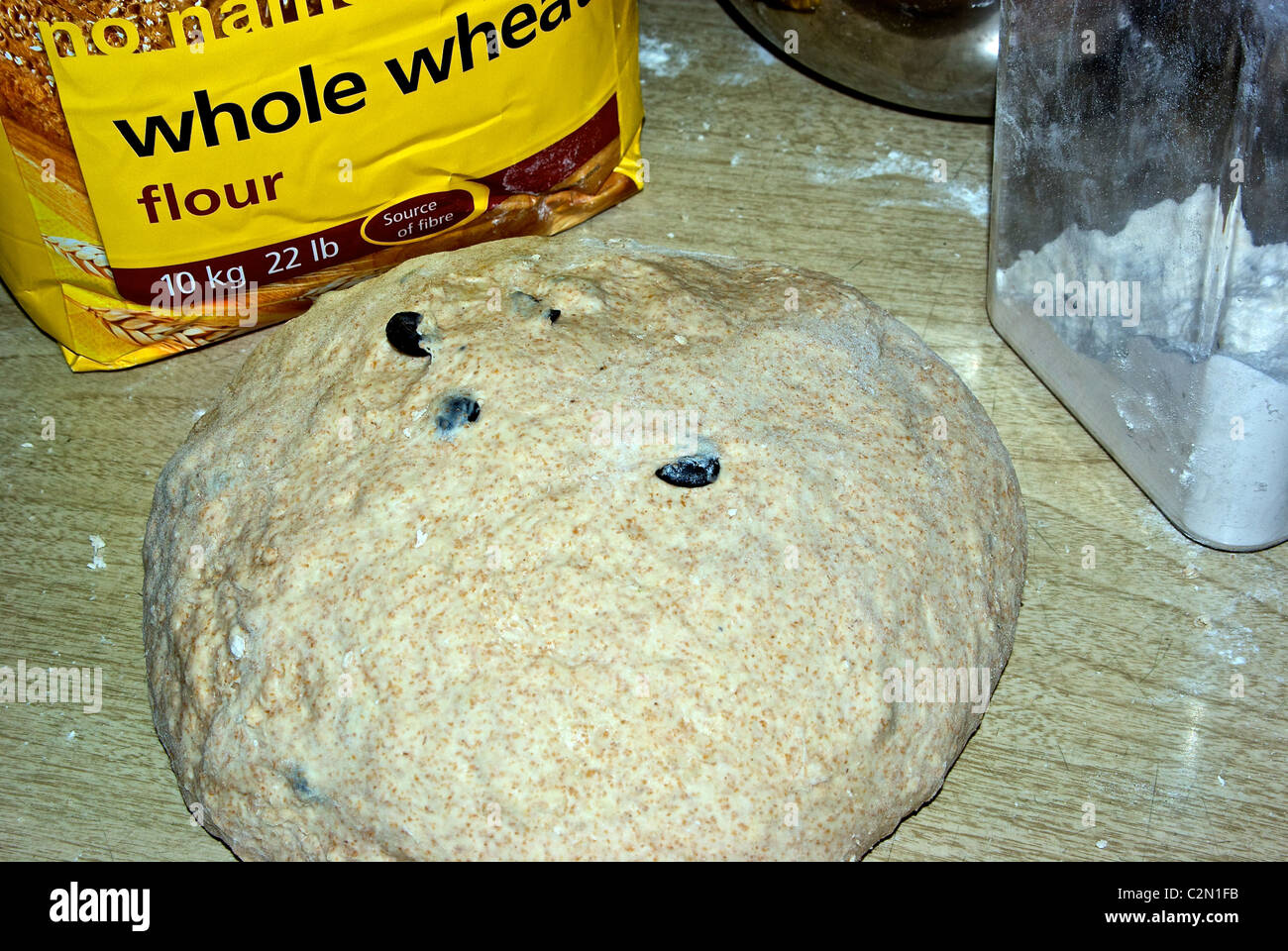 Farina di grano pane pizza pasta lievitata con olive nere dopo l'impasto in attesa di origine Foto Stock