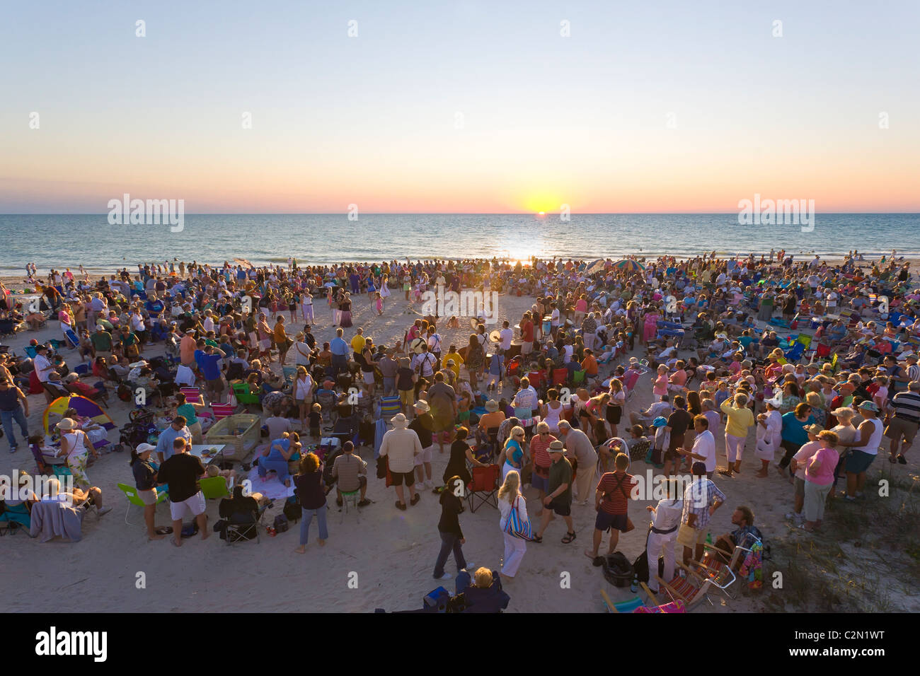 Tamburo di raccolta del cerchio al tramonto sulla chiave di Casey Spiaggia Pubblica sul Golfo del Messico in Nokomis Florida Foto Stock