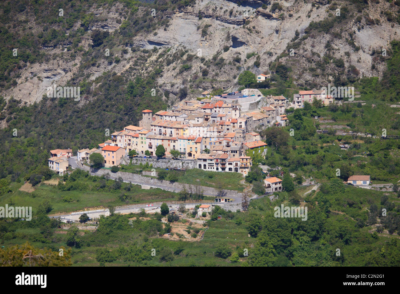 Il pittoresco villaggio rurale nella valle Esteron nelle Alpi Marittime campagna Foto Stock