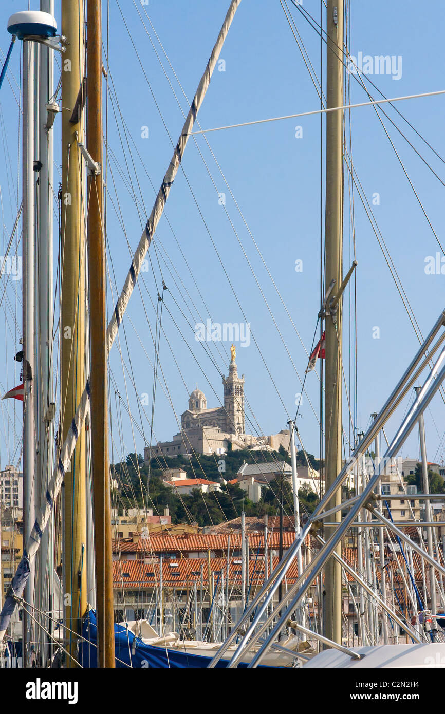 Il vecchio porto di Marsiglia, vista sulla cattedrale Foto Stock