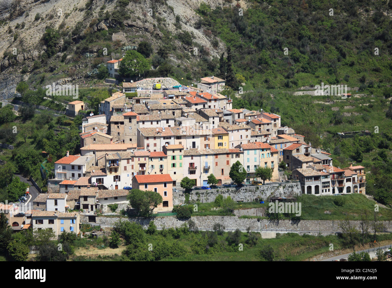 Il pittoresco villaggio rurale nella valle Esteron nelle Alpi Marittime campagna Foto Stock