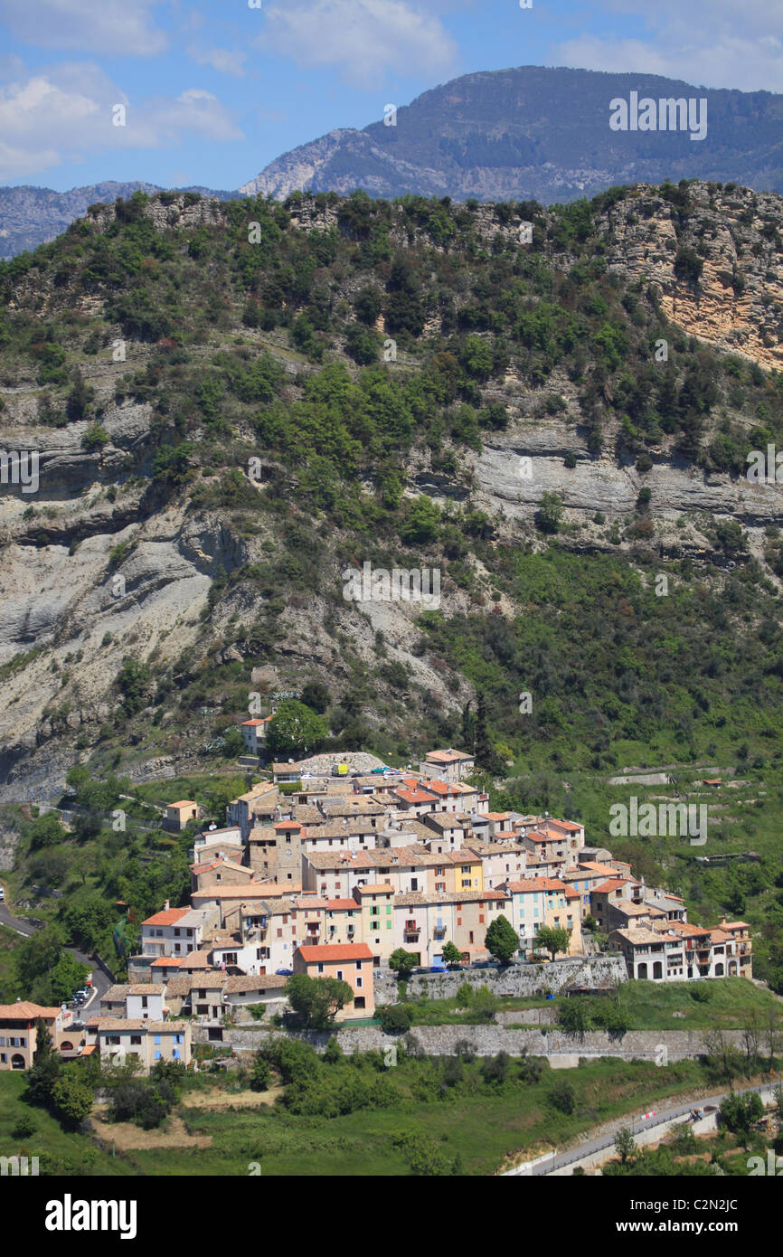 Il pittoresco villaggio rurale nella valle Esteron nelle Alpi Marittime campagna Foto Stock