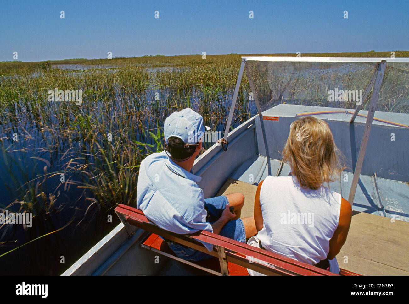 Airboat natura tour attraverso le Everglades dare ai turisti una vista ravvicinata della sua famosa zone umide che coprono migliaia di ettari di terreno nel sud della Florida, Stati Uniti d'America. Foto Stock