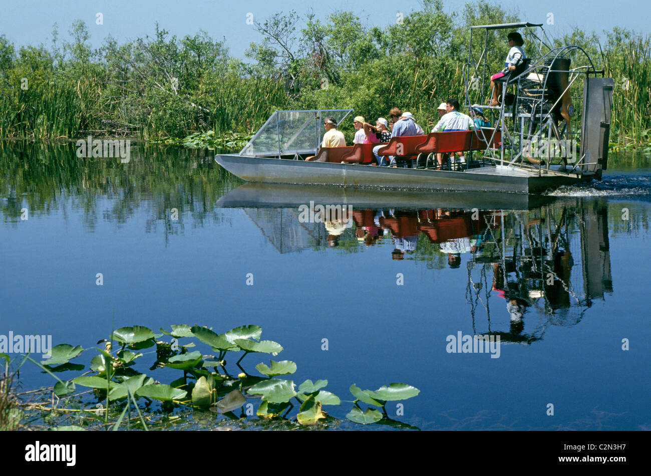 Airboat natura tour attraverso le Everglades dare ai turisti una vista ravvicinata della sua famosa zone umide che coprono migliaia di ettari di terreno nel sud della Florida, Stati Uniti d'America. Foto Stock