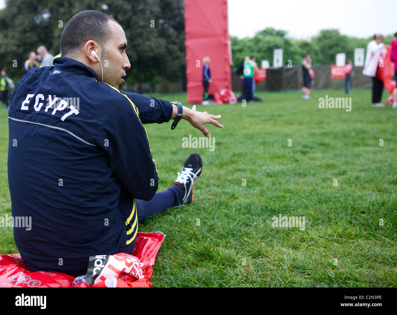 Migliaia di persone hanno aderito al mondo's top a lunga distanza pattini di scorrimento per un record di 26,2 miglia maratona di Londra Foto Stock