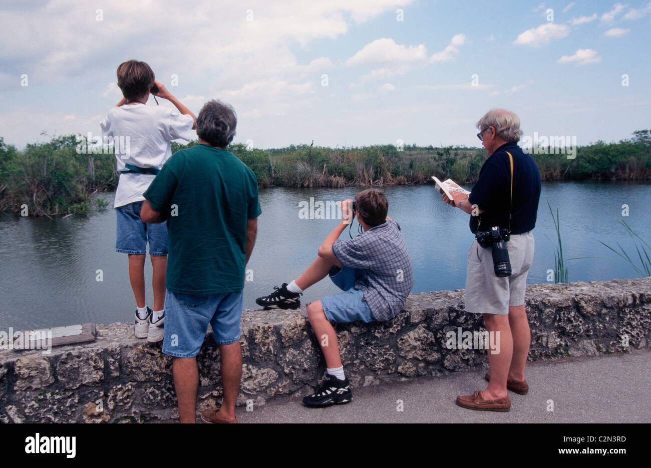 Bird-watching è una attività preferita dei visitatori del Parco nazionale delle Everglades, un vasto deserto zone umide noto come il "fiume d'erba" in Florida, Stati Uniti d'America. Foto Stock
