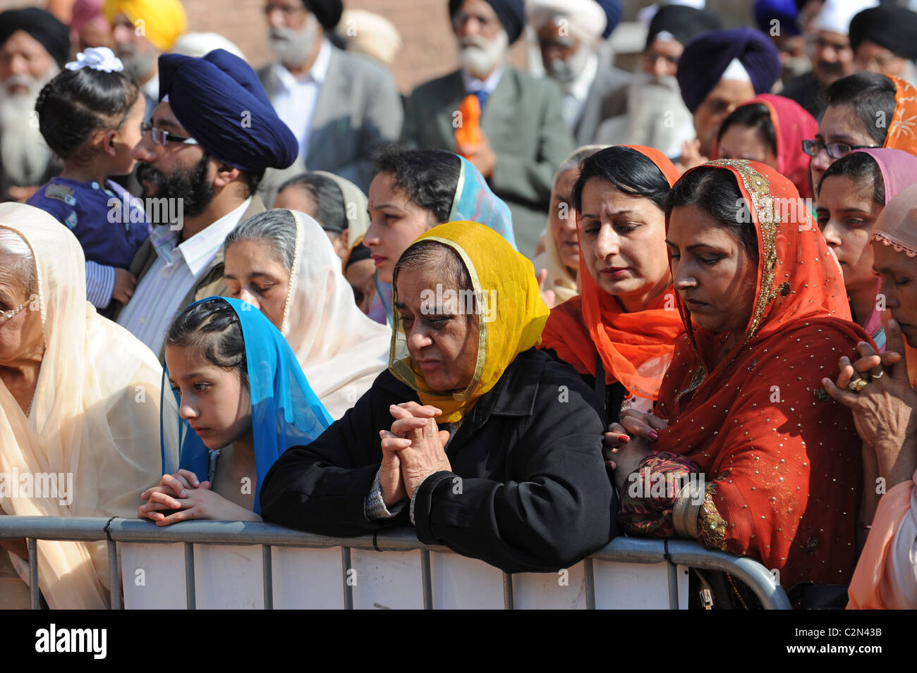 La religione sikh donne accodamento per cerimonia religiosa al di fuori del Guru Nanak Gurdwara Smethwick tempio sikh Uk West Midland Uk Foto Stock