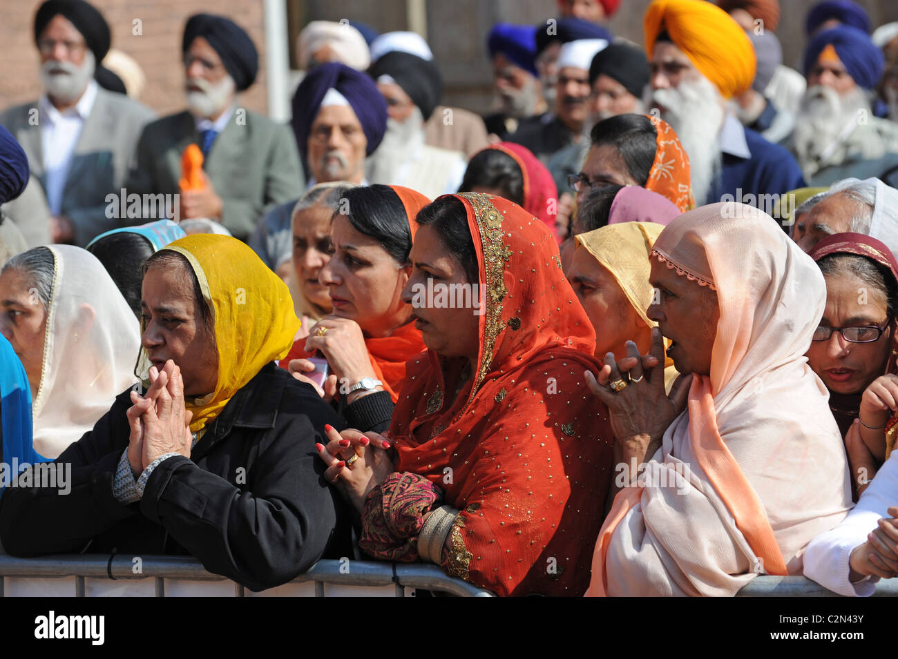La religione sikh donne accodamento per cerimonia religiosa al di fuori del Guru Nanak Gurdwara Smethwick tempio sikh Uk West Midland Uk Foto Stock