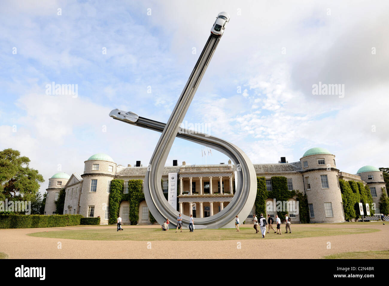 Goodwood House e scultura Audi al Goodwood Festival of Speed, Chichester, 5 luglio 2009. Foto Stock