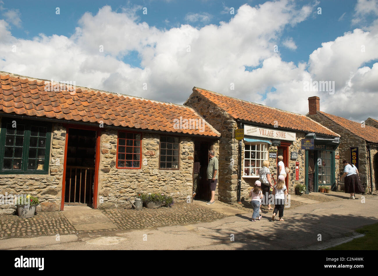 La strada principale al Ryedale Folk Museum, Hutton-Le-foro Foto Stock