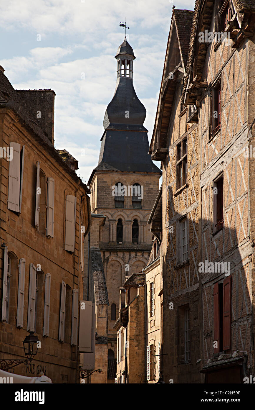 Strade strette e vecchie costruzioni Sarlat-la-Caneda Dordogne Francia Foto Stock