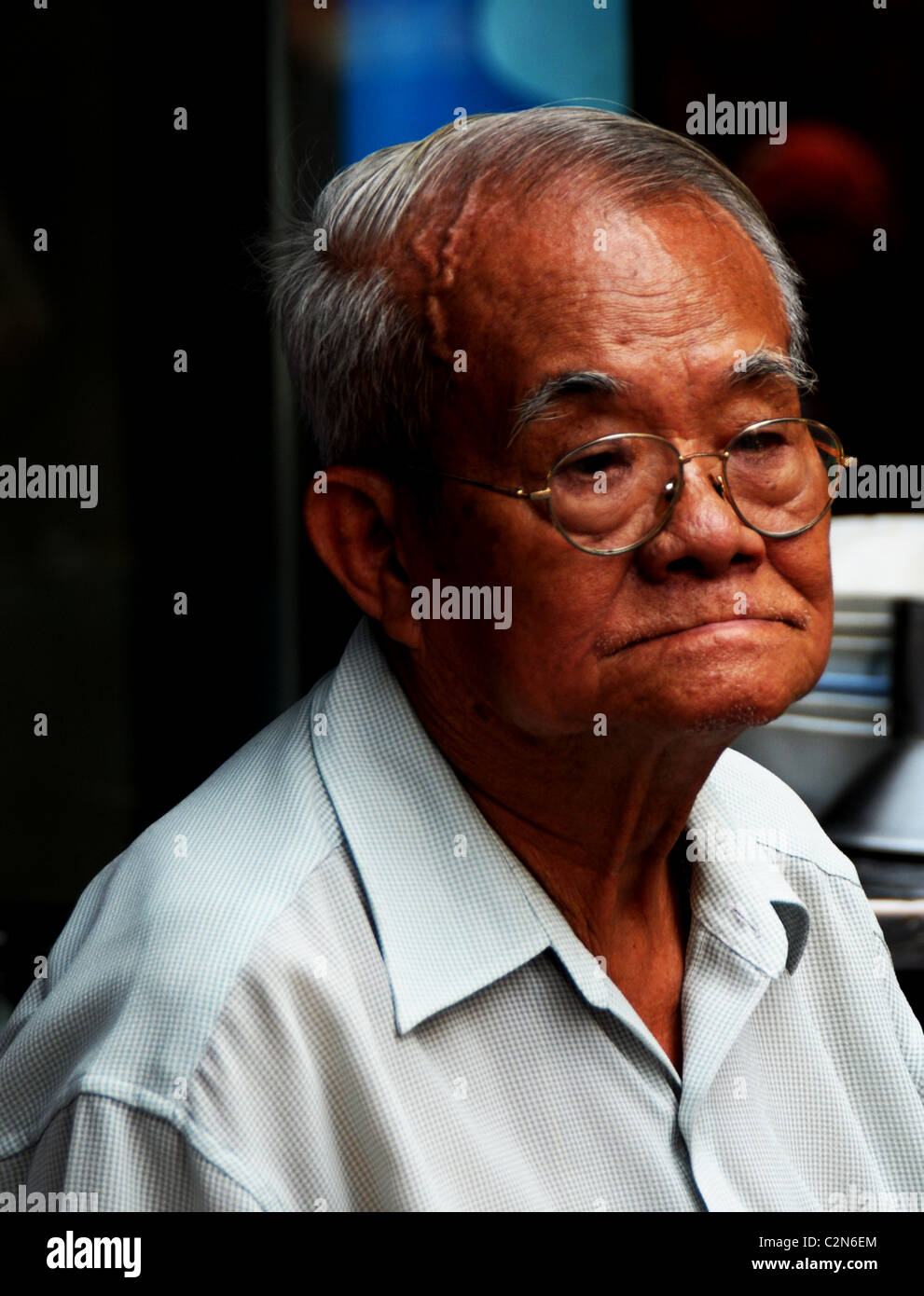 Thai uomo cinese perso nei suoi pensieri , emozioni ed espressioni , la vita quotidiana, bangkok story, bangkok, Thailandia Foto Stock