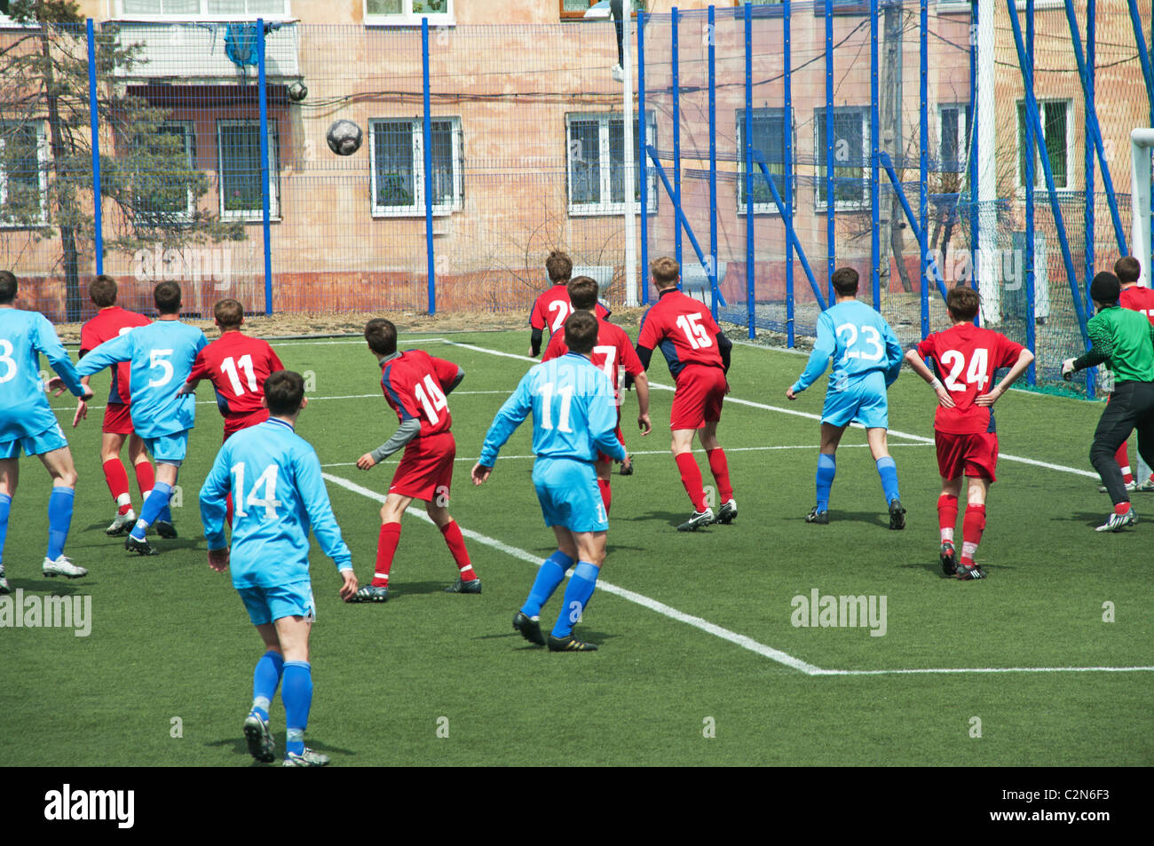 Soccer football giocatori in un match cercando di controllare la sfera Foto Stock