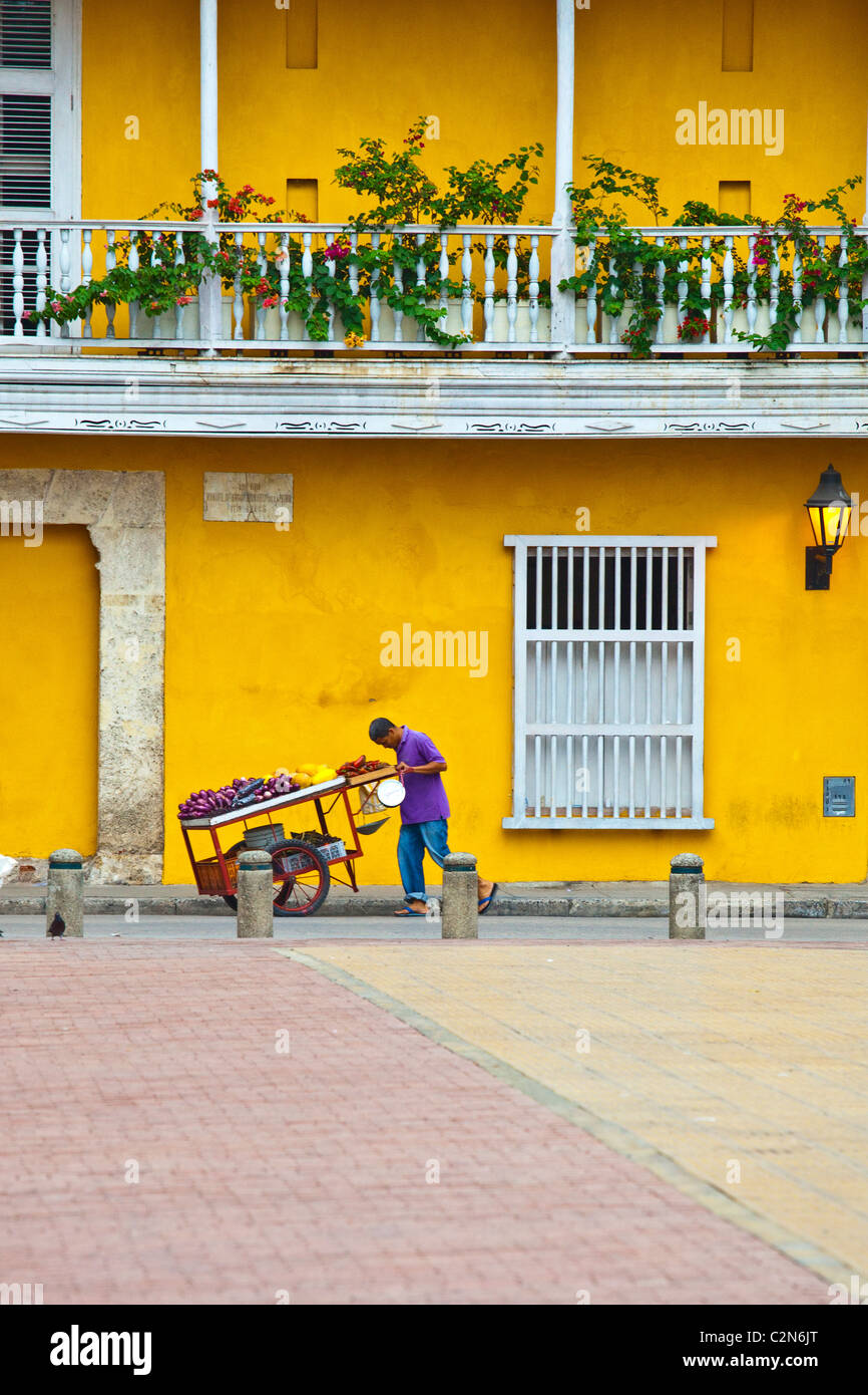 Fornitore spingendo un carrello di vegetali nella città vecchia, Cartagena, Colombia Foto Stock