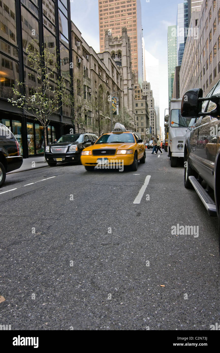 Giallo taxi viaggiano a velocità elevata verso West 53rd Street a New York City. Foto Stock