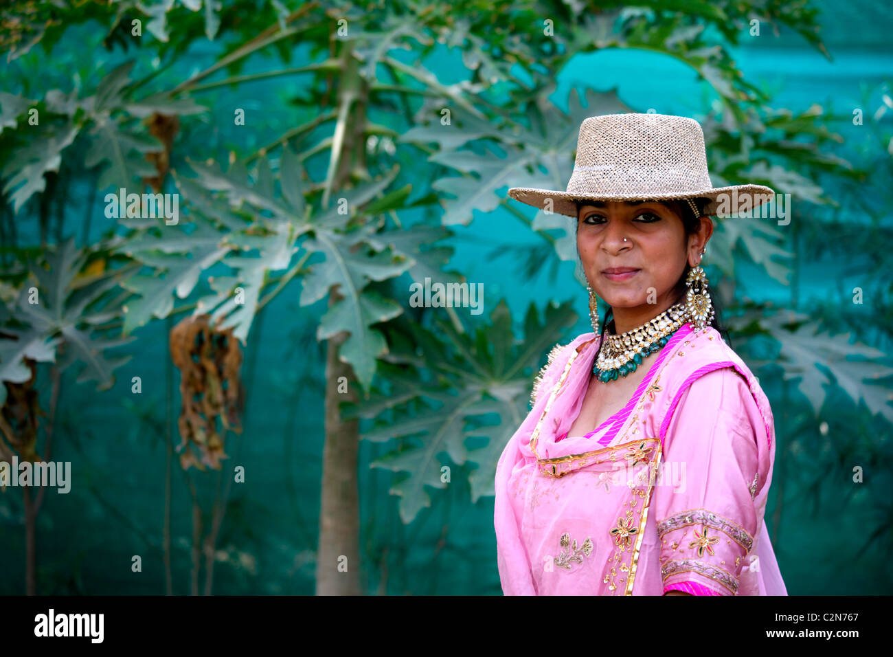 Una ragazza indiana che indossa un cappello e tradizionali di rajasthani Foto Stock